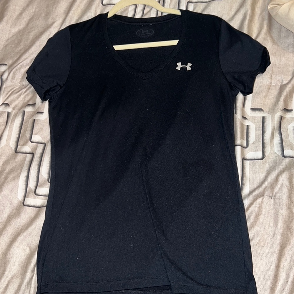 Under Armor V-Neck Shirt women’s size M